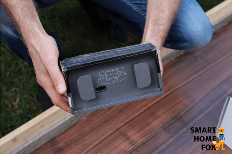 Ecovacs Deebot OZMO 950 charging dock from behind